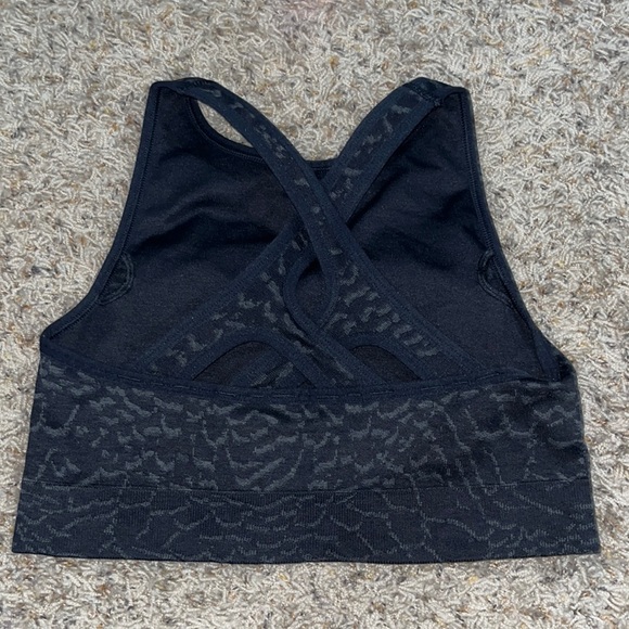 Gym shark workout top- have never worn in great condition, no rips, and stretchy - Picture 2 of 2